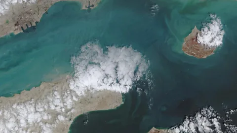 Weekend, Weekend, Iran says Hormuz will shut if US blockade continues