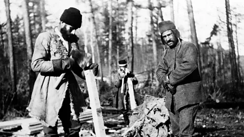 A black and white photo of Russian convicts building camp near Eastern Siberian Railway (Credit: Alamy)