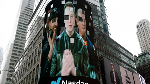 Newshour, Newshour, SpaceX offers its shares for public purchase
