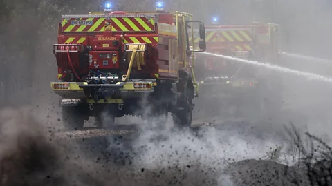 Newshour, Fear in Bordeaux with wildfire 15km from city outskirts