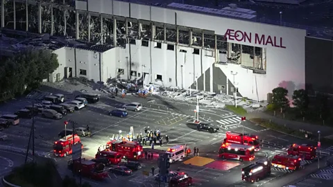 Global News Podcast, Many trapped in Japanese mall after earthquake