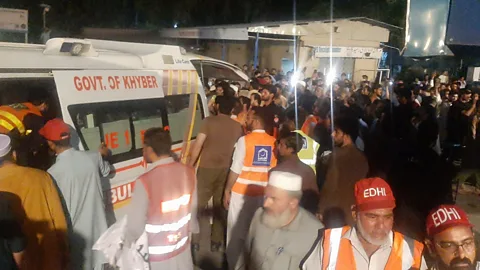 Global News Podcast, Suicide bomber kills at least 14 in Pakistan