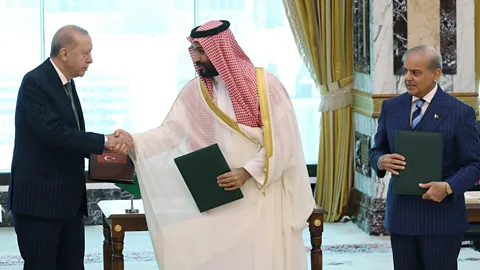 Newshour, Saudi Arabia, Turkey and Pakistan sign a defence pact
