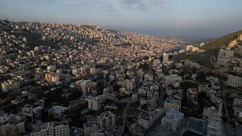 Newshour, IDF clashes with settlers surrounding Palestinian homes