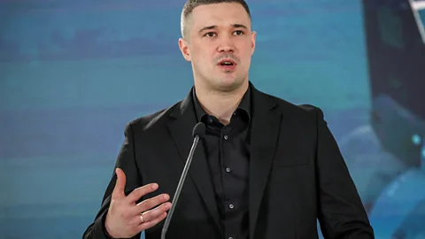 Newshour, Ukraine's former defence minister repeats call for elections