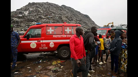 Global News Podcast, Guinea rubbish landfill collapse kills 30
