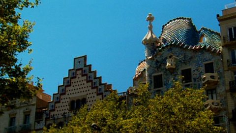 A summary of the life of Gaudi and his major artworks, focusing on Barcelona architecture.