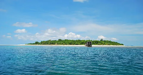 The desert islands of the Sangalaki Archipelago lie off the east coast of Borneo. (Richard Waters)