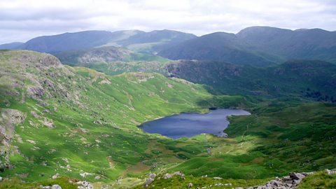 Cnuic agus loch ann an Sgìre nan Lakes
