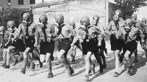 Òigridh Hitler a' trèanadh