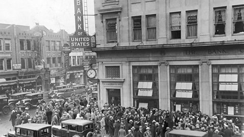 Sluagh fo iomagain taobh a-muigh Ionad-malairt New York air latha Briseadh Wall Street