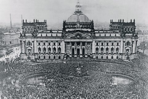 Mòr-fhianais air beulaibh an Reichstag an aghaidh Cùmhnant Versailles, 1919