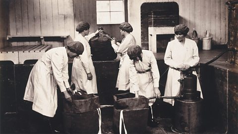 Boireannaich ag obair aig factaraidh urchraichean, Gretna, Alba ann an 1918