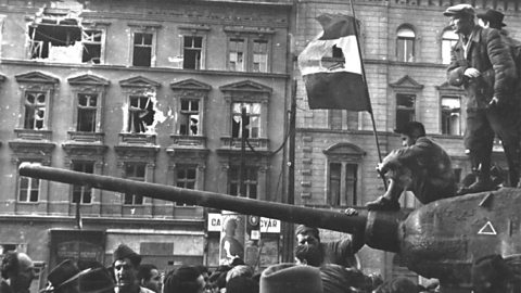 Saighdearan-saorsa nan suidhe air tanca ann am Budapest le bratach na h-Ungaire gun Shuaicheantas