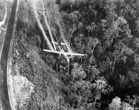 Plèana a' frasadh Agent Orange thairis air Bhietnam