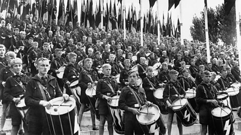 Òigridh Hitler a' mèarrsadh le drumaichean