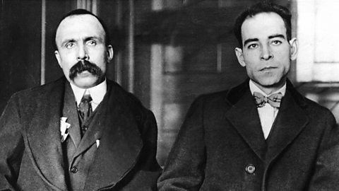 Ffotograff o Bartolomeo Vanzetti a Nicola Sacco wedi'u clymu â gefynnau yn y carchar