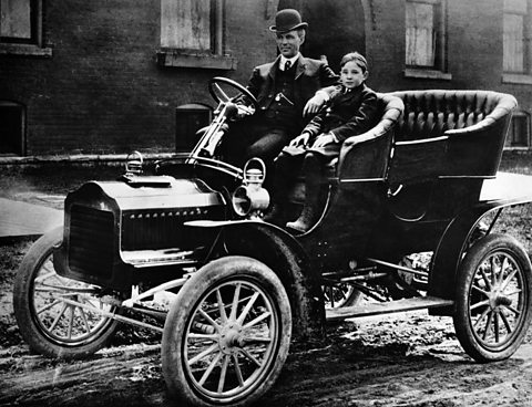 Henry Ford a'i fab Edsel mewn Model T Ford