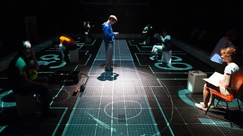 Perfformiad o The Curious Incident of the Dog in the Night-Time, Apollo Theatre, 2013