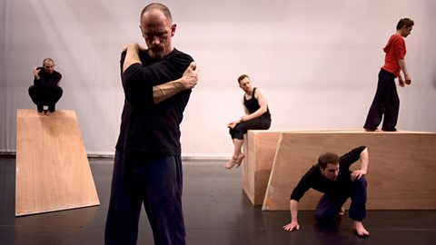 Gerald Tyler a chast cynhyrchiad De Oscuro o Mac//Beth yn ymarfer