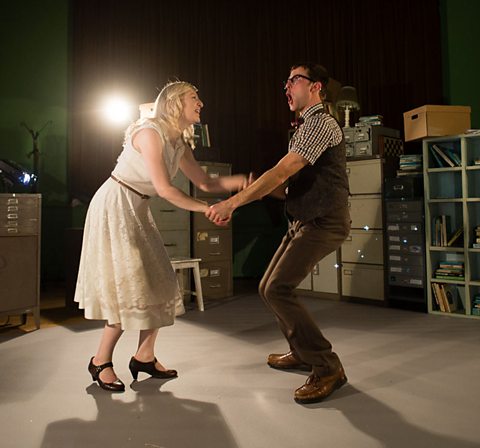 Ceri Elen a Carwyn Jones yn Dim Diolch gan Iola Ynyr, Cwmni'r Frân Wen