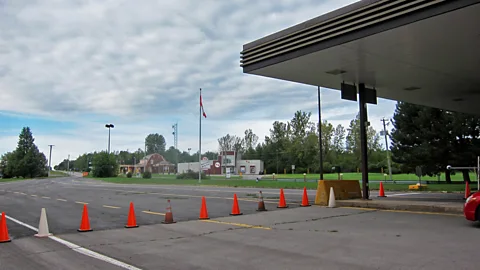 No signs of hostilities exist between the nations at the US-Canadian border. (Grant Burningham)