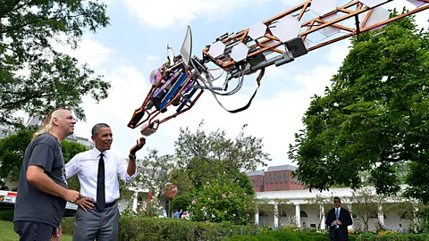 US president Barack Obama talks with robot-maker Lindsay Lawlor in front of his robot giraffe invention at a science fair at the White House. (Getty Images)