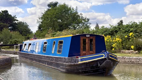 A narrowboat on the Kennet and Avon Canal in Wiltshire, England. (Rachel Husband/Getty)