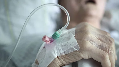 What does dying feel like? A doctor explains what we know - BBC