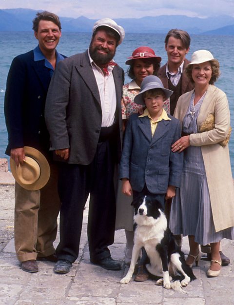 Durrell familyand friends by the sea from 鶹Լ adaptation of My Family and Other Animals