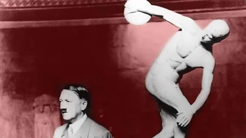 Опубликованы частные фото любовницы Гитлера: она позировала голой и в образе 