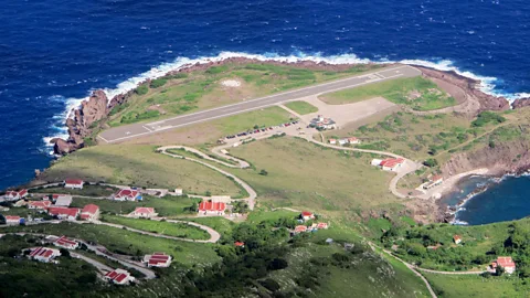 Patrick Hawks/Juancho E Yrausquin Airport/Flickr/CC BY 2.0 The world’s shortest runway. (Credit: Patrick Hawks/Juancho E Yrausquin Airport/Flickr/CC BY 2.0)