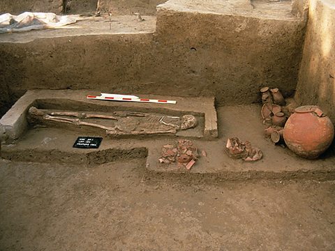 A skeleton and pottery found in the ruins of an Indus grave