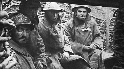  Photo of British soldiers in a trench in 1914