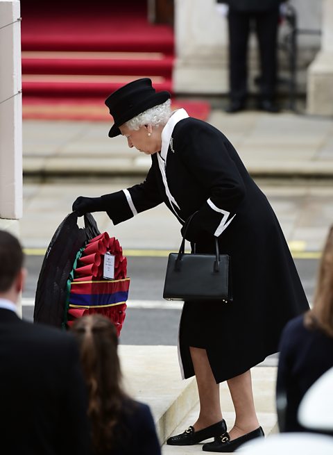 An image showing the Queen, wearing black, attending a ceremony for ANZAC day at the cenotaph in 2015.