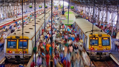 Torf o bobl ar un o blatfformau gorsaf drenau Chhatrapati Shivaji Terminus yn Mumbai