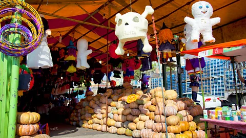 Sobreira/Alamy Mexican markets gear up for Day of the Dead festivities (Credit: Sobreira/Alamy)