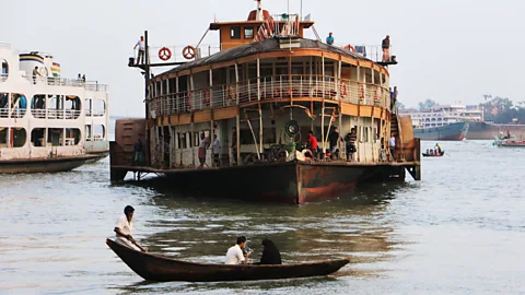 Mike MacEacheran The PS Ostrich trudges through the Buriganga River (Credit: Mike MacEacheran)