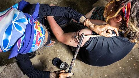 Jorge Fernandez/Alamy The soot-soaked thorn pierces the arm of a tourist (Credit: Jorge Fernandez/Alamy)