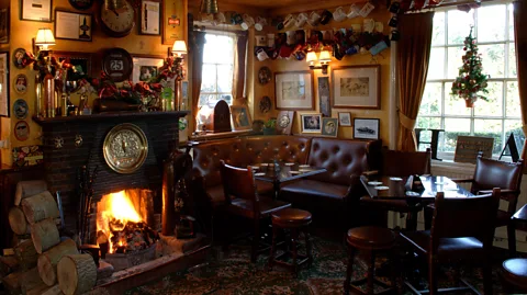 Alamy Chinese brewers hope to recreate a British pub atmosphere. (Credit: Alamy)