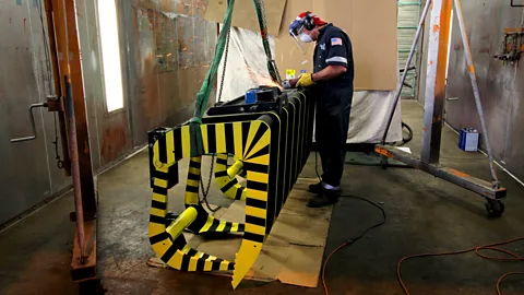 Chris Baraniuk The mechanical claw, originally intended for use by a caterpillar-tracked digger to pick up logs (Credit: Chris Baraniuk)