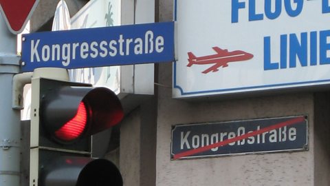 Both spellings presented on a street sign