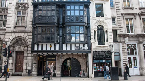 Amanda Ruggeri Behind a small stone archway on London's Fleet Street, a hidden world opens up (Credit: Amanda Ruggeri)