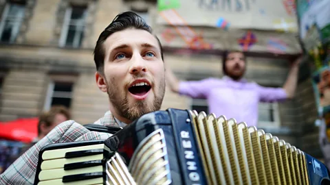 Jeff J Mitchell/Getty A performer on Edinburgh's Royal Mile (Credit: Jeff J Mitchell/Getty)