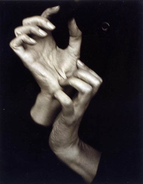 Georgia O'Keeffe - Hands, Alfred Stieglitz, 1919, photograph, World History Archive / Alamy Stock Photo