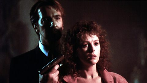 Hans Gruber holds Holly hostage in Die Hard