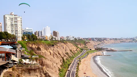 RosaIreneBetancourt 1/Alamy Miraflores in Lima offers a great view of the Pacific Ocean (Credit: RosaIreneBetancourt 1/Alamy)