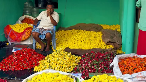 Kamala Thiagarajan Men seem to be reaping the rewards of flower selling (Credit: Kamala Thiagarajan)