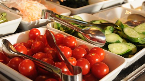 Eitemau salad, gan gynnwys tomatos a chiwcymbrau yn barod i’w gweini mewn bar salad