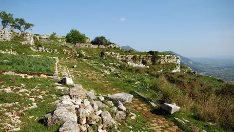 REDA &CO srl/Alamy One of the city's temples once stood on the edge of the cliff overlooking the valley (Credit: REDA &CO srl/Alamy)